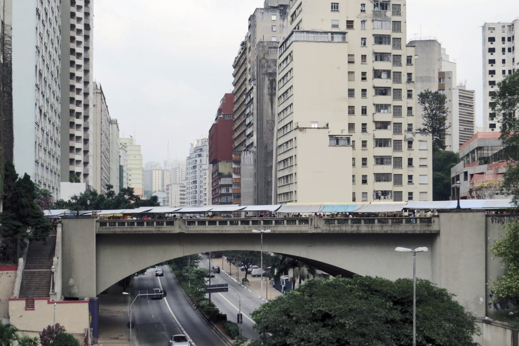 Feira livre no Viaduto Major Quedinho em São Paulo